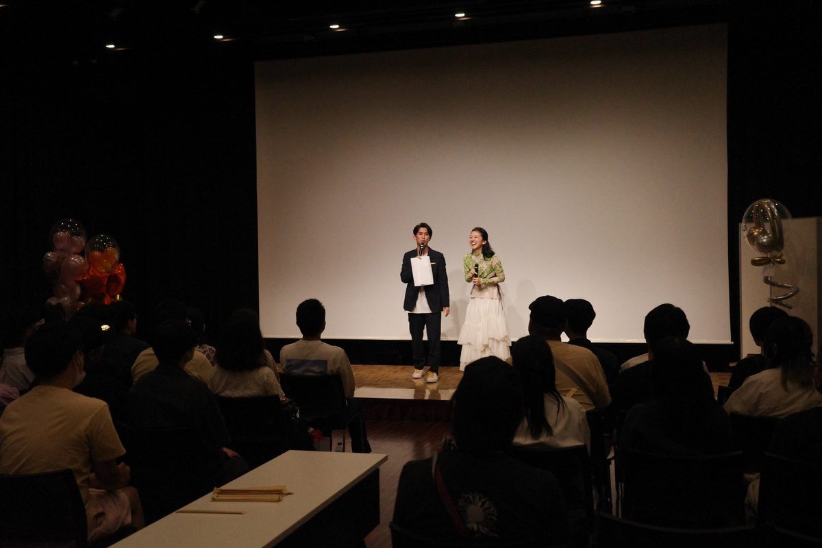 昨年のイベントでステージに立つ太田唯と司会者