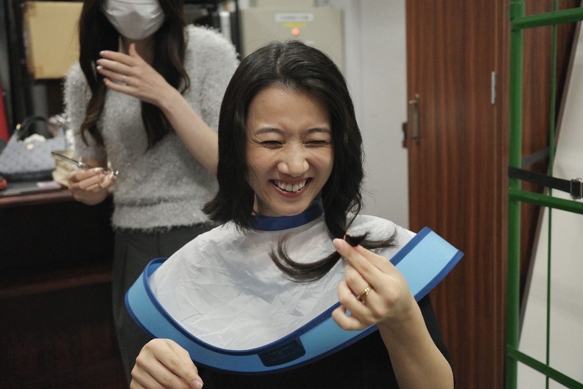 アフターパーティーの舞台裏でヘアカットをする様子